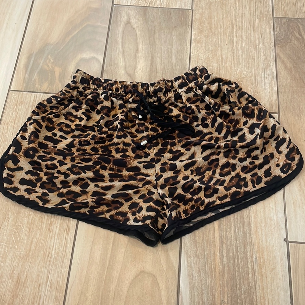 Leopard print elastic band shorts
